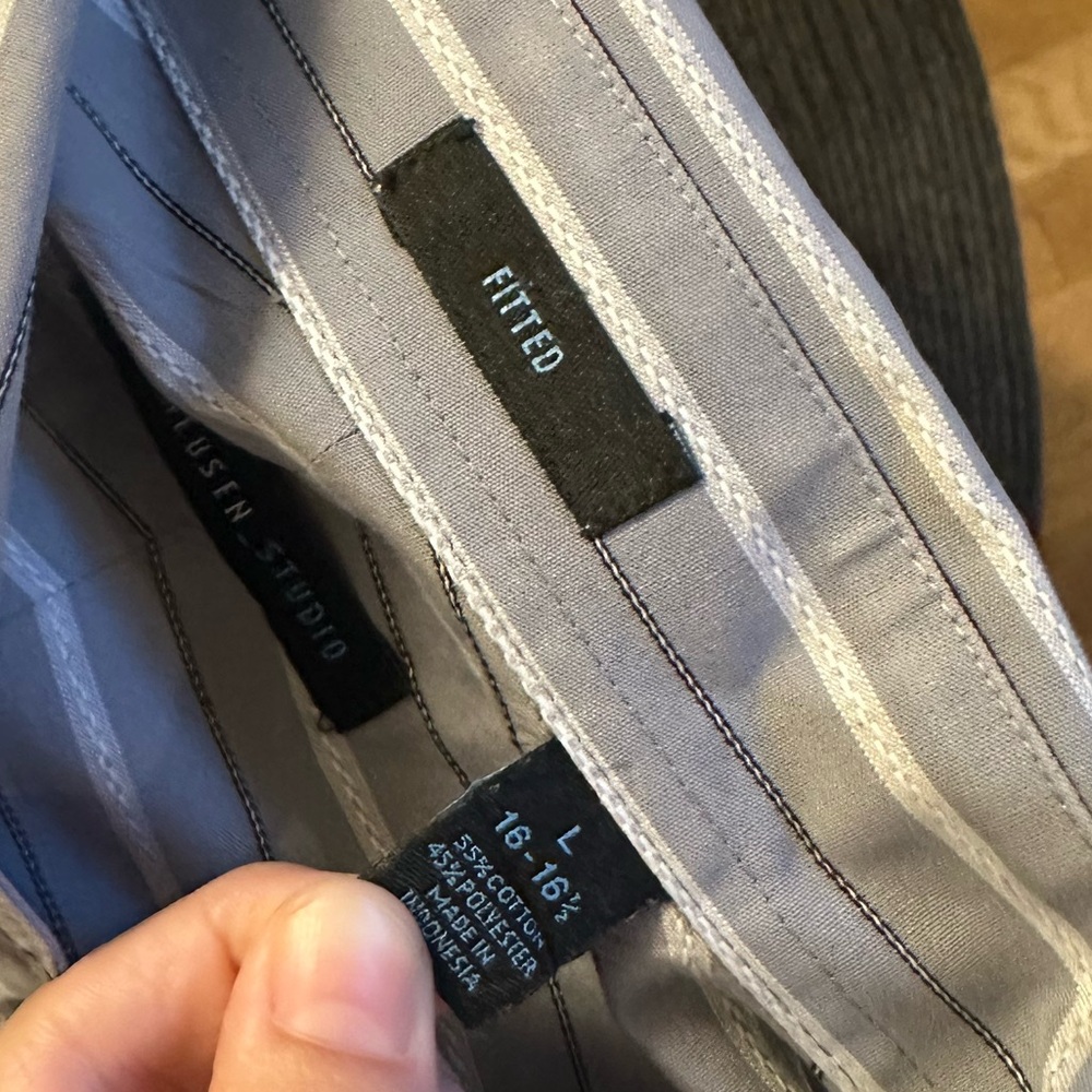 Van Heusen button down - Picture 4 of 4